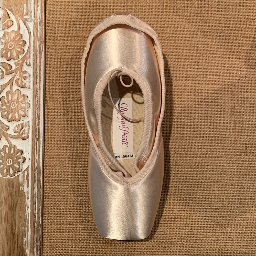 Russian Pointe Rubin U-Cut Drawstring
Pointe Shoes: Size 43 W3 V2 FM~
NEW IN BOX